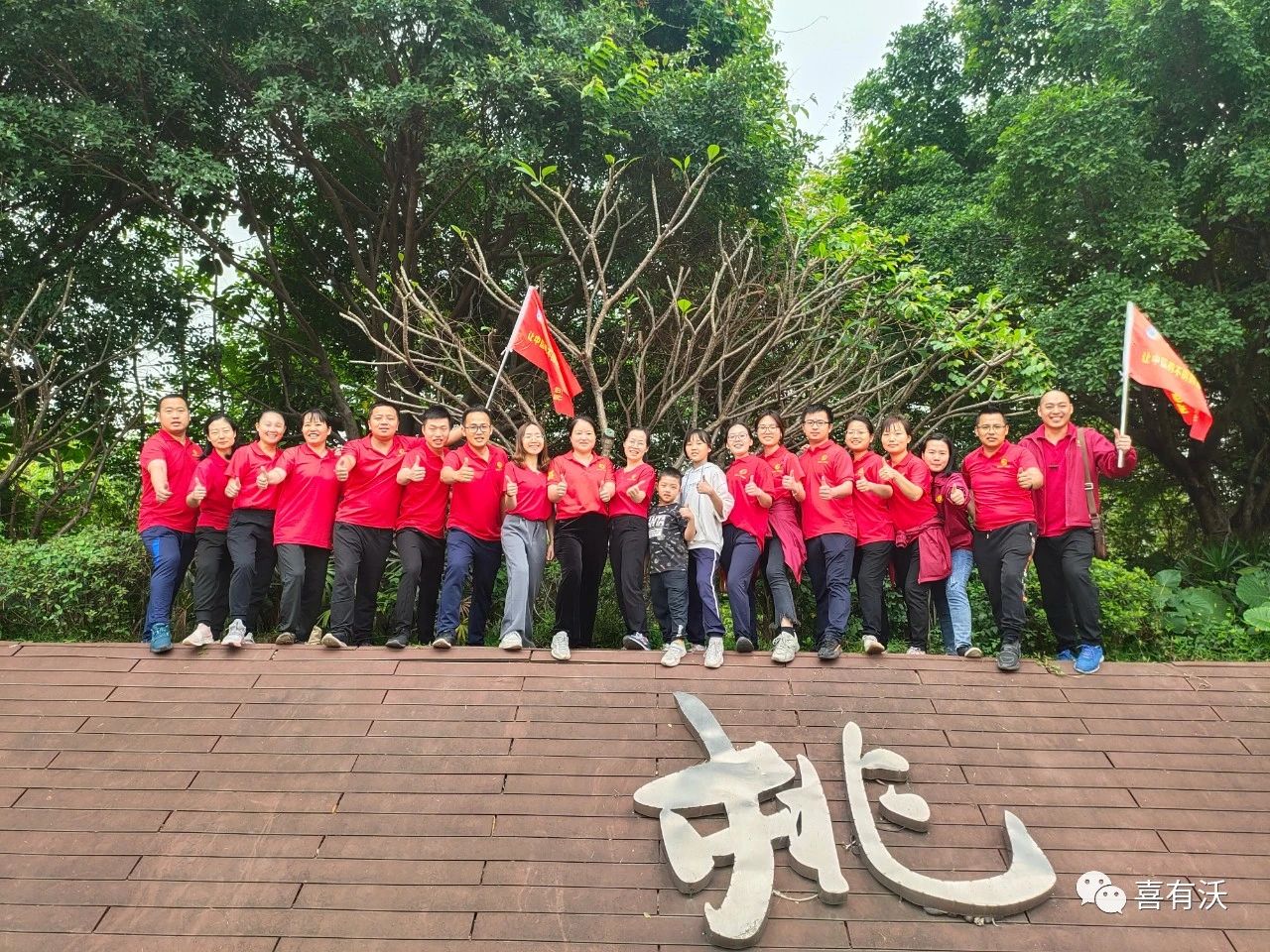 　　中途，大家補(bǔ)給能量的地點(diǎn)也是選擇觀景位置極佳的地方，開(kāi)心就餐的同時(shí)還能觀景。